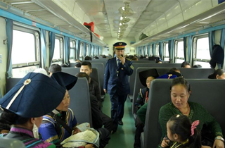 铁路线上的“绿皮慢火车”.jpg