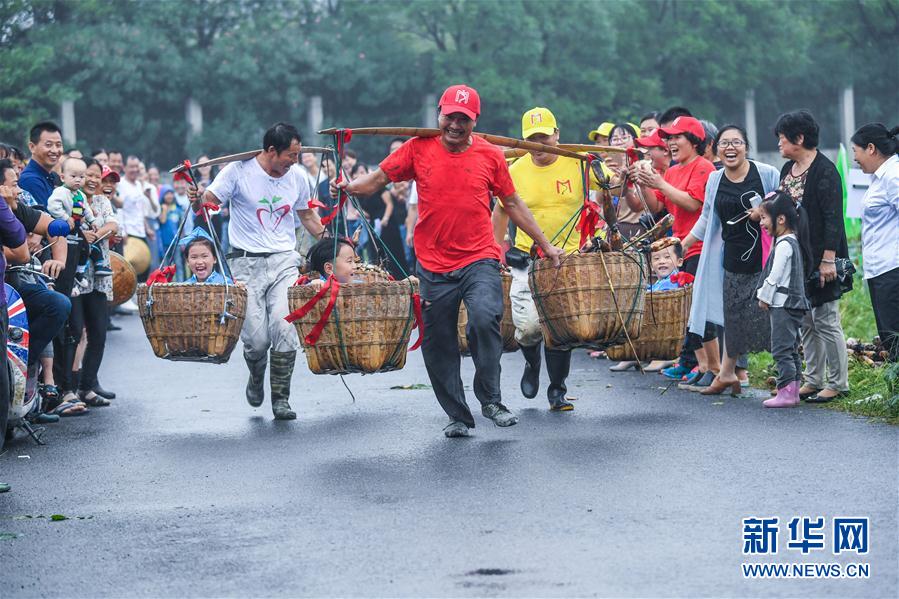 浙江湖州:庆丰收·迎国庆村民比赛挖莲藕