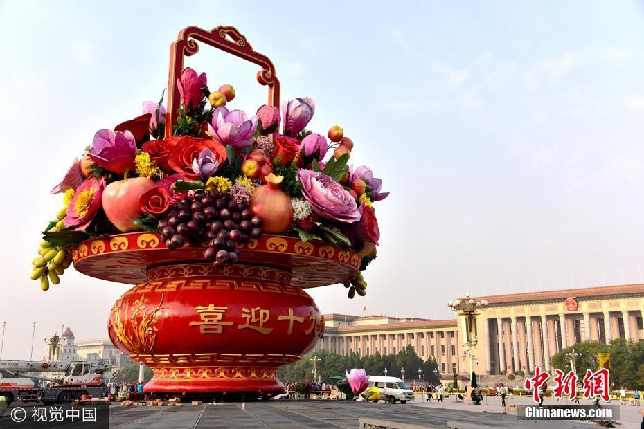 天安门广场节日景观花篮吊装完成 直径30米高