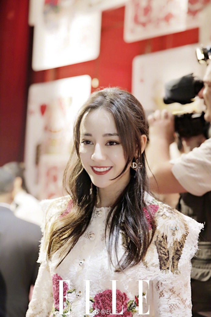 迪丽热巴镂空衬衫配黑短裙甜美可人 美腿白到