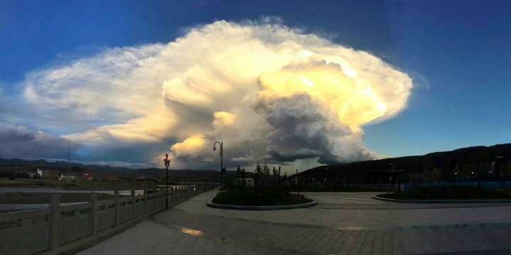 美呆了!阿坝县出现超美爆炸云