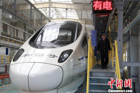 福建“老司机”捉弄辱骂高速路女收费员 道歉称只是开玩笑