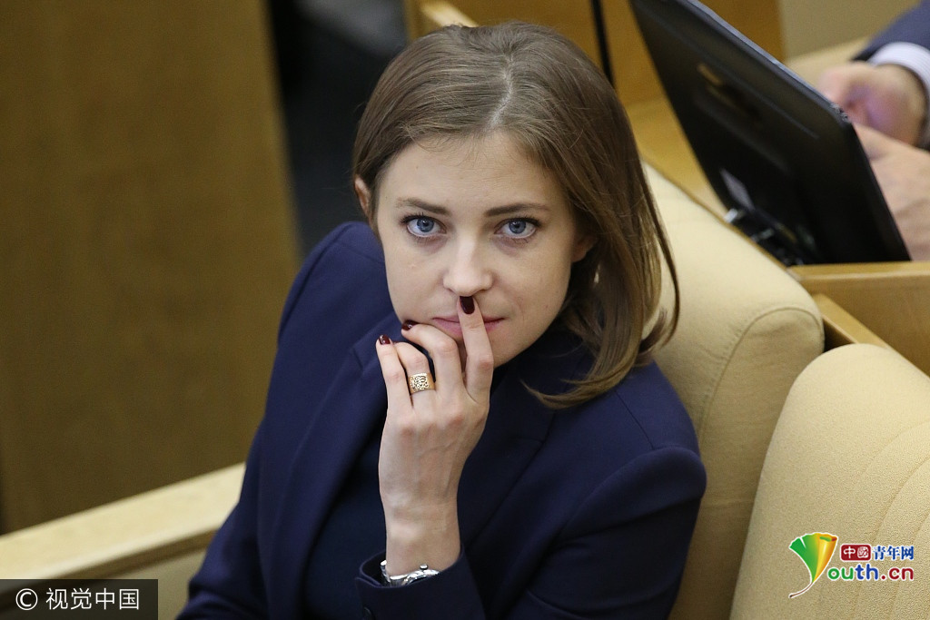 俄罗斯国家杜马会议召开 前美女检察官抢镜