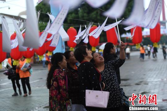 重庆“中秋街市”开街市民聚集猜灯谜