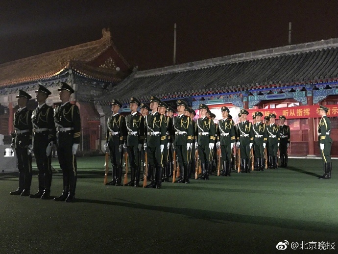 喜迎国庆 这是凌晨4点半的国旗护卫队