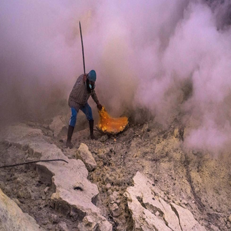 矿工冒生命危险在火山口采"魔鬼黄金"