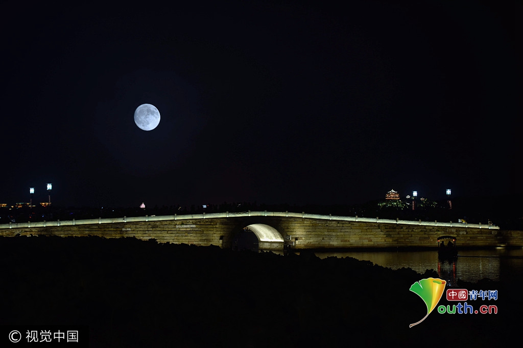 2017年10月4日,一轮明月悬挂在杭州西湖断桥上空(二次曝光).