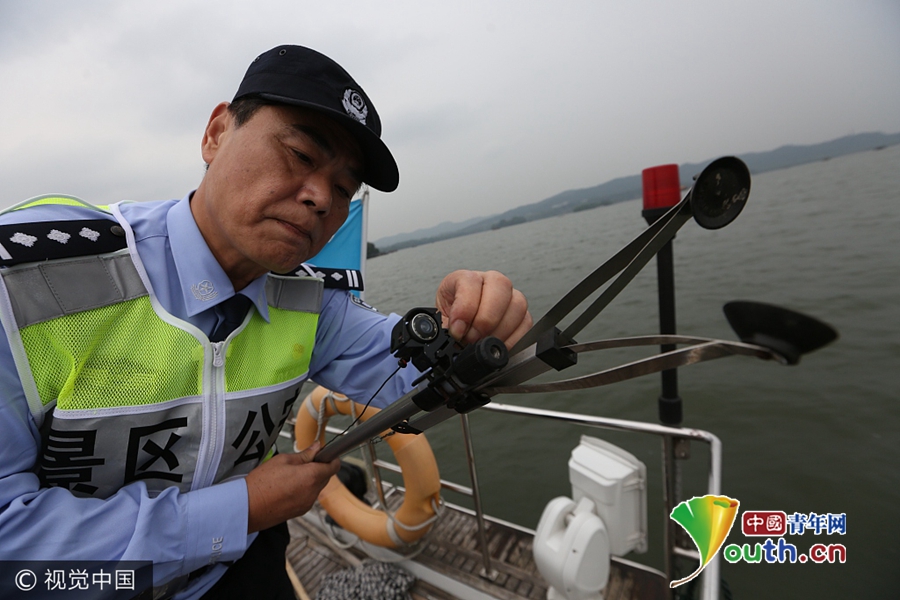 杭州西湖民警自制打捞神器长假至今已捞出六部手机