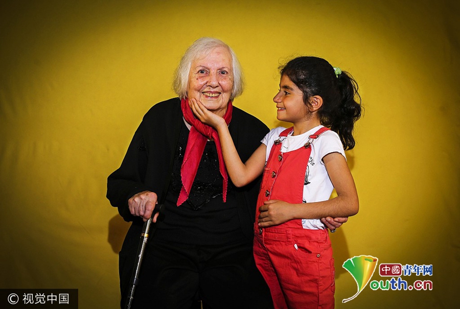 庆祝世界微笑日 土耳其老人儿童镜头前展露纯真笑容