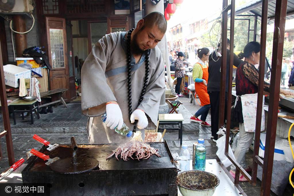 山东小伙扮鲁智深景区烤肉串生意火爆 假期日赚近万