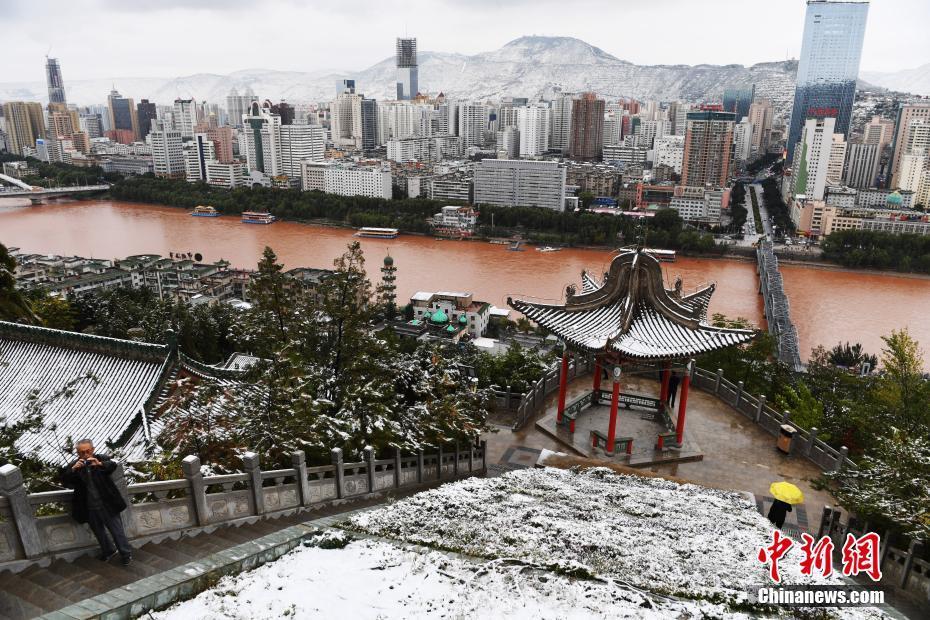 10月9日,兰州迎来降雪,雪景映衬黄河美景 中新社记者 杨艳敏 摄