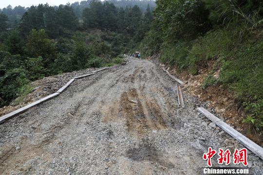 贵州丹寨 苗族民众齐修脱贫路