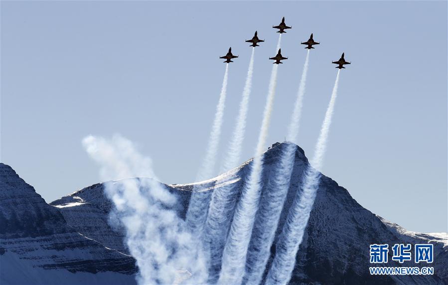 （国际）（1）瑞士空军在阿尔卑斯山区进行训练表演