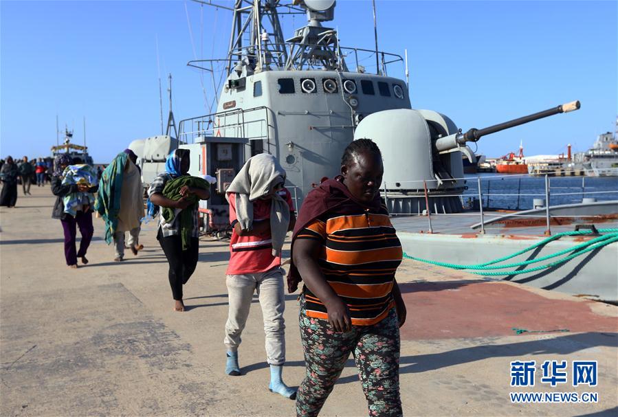 （国际）（1）利比亚海岸警卫队在西部海域救起74名偷渡者