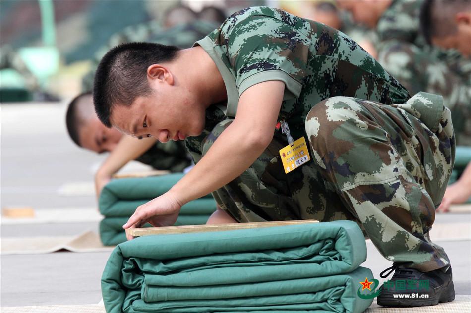叠被子也有大场面!武警新兵豆腐块比拼
