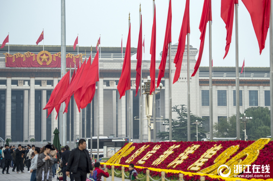 天安门广场花团锦簇喜迎十九大