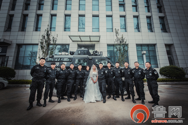 菏泽一特警巡逻车旁补拍婚纱照 拍完继续巡逻