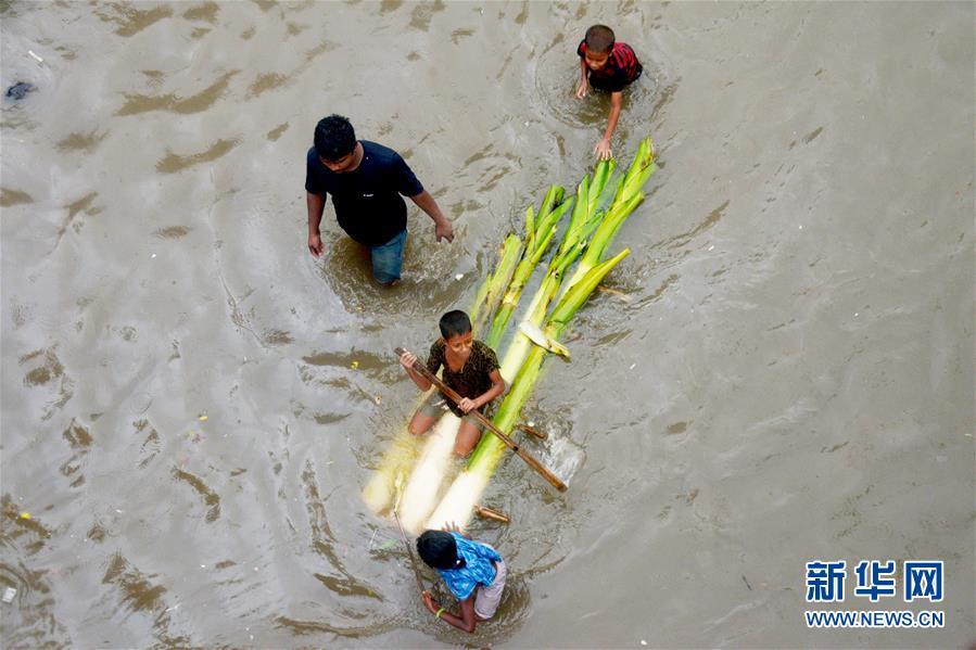 孟加拉国连日降雨 首都严重内涝