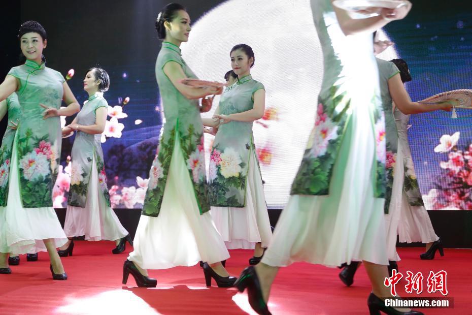 上海水墨旗袍秀演绎中国传统文化