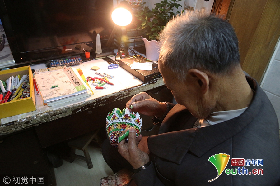 安徽85岁老人巧手将废弃广告纸编制精美花瓶