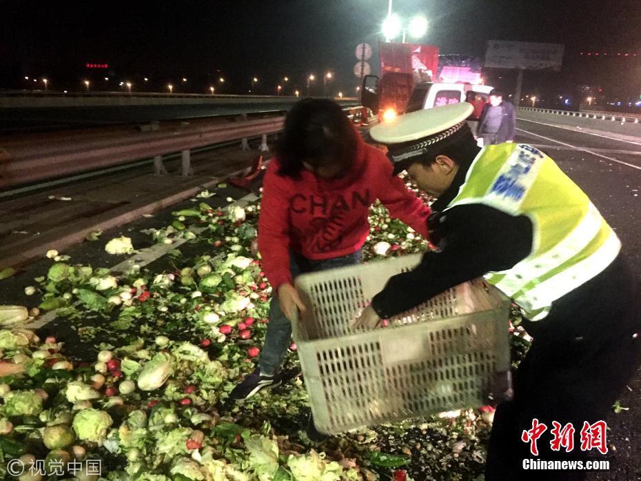 菜贩车祸散落千元硬币 民警凌晨三个小时找回