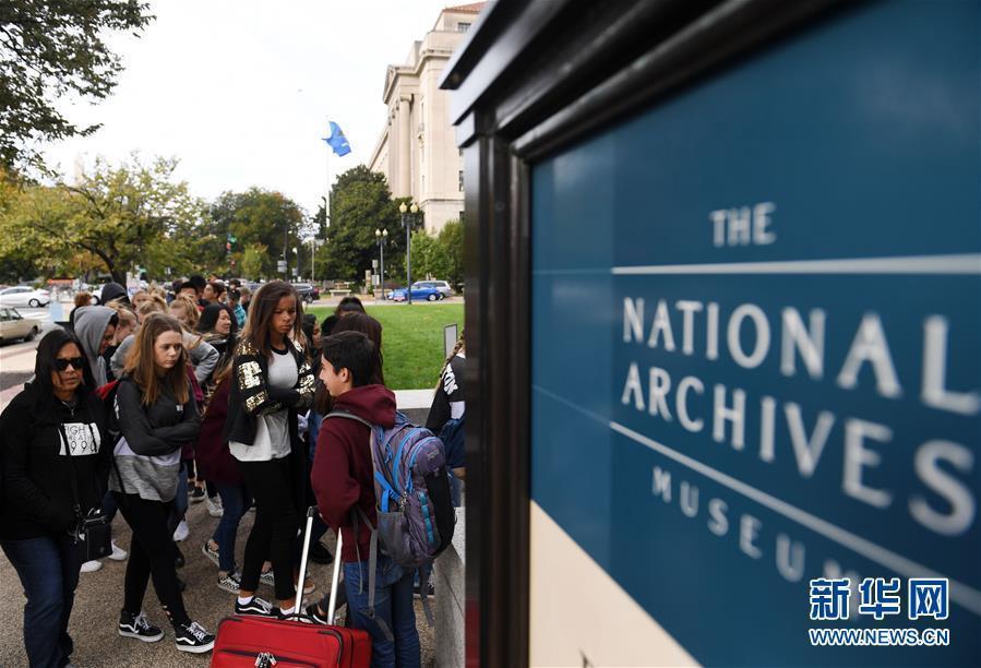 在美国首都华盛顿,人们排队进入国家档案和记录管理敬大楼.