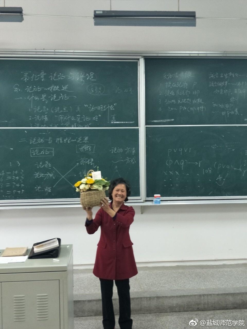 盐城师范学院一位老师教师生涯的最后一节课,她的丈夫给她送来鲜花.