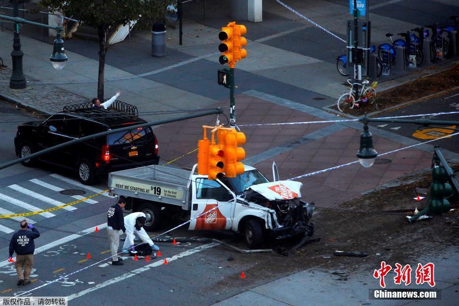美国纽约发生卡车撞人恐怖袭击 现场一片狼藉