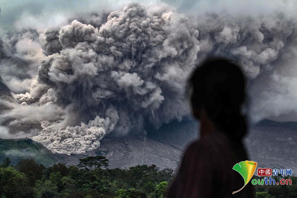印尼火山持续爆发 火山灰遮天蔽日似末日来临
