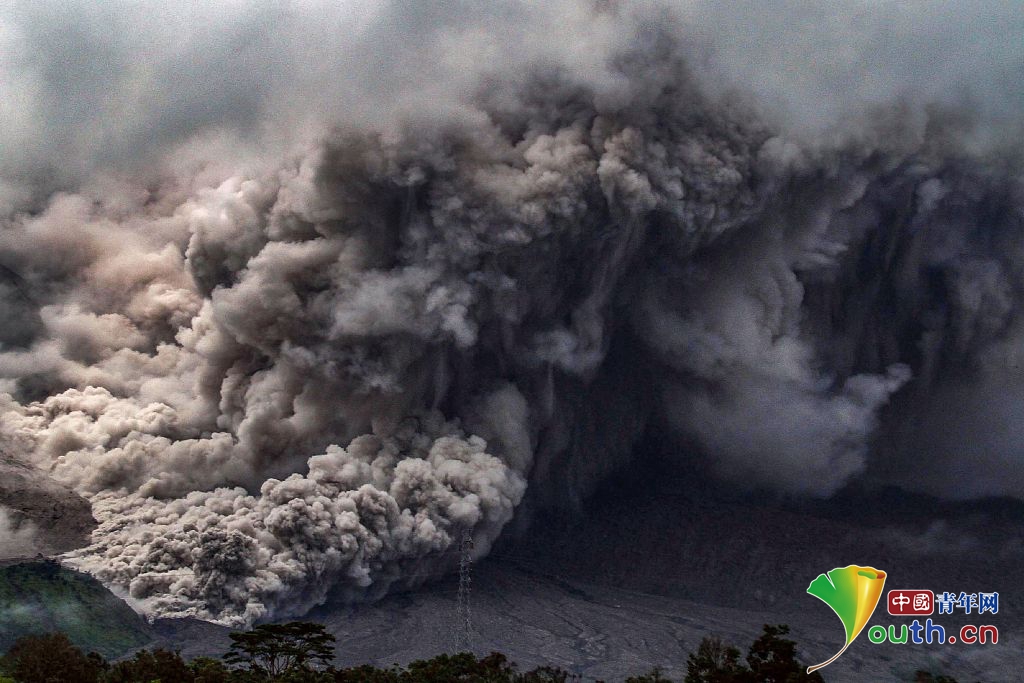 印尼火山持续爆发 火山灰遮天蔽日似末日来临