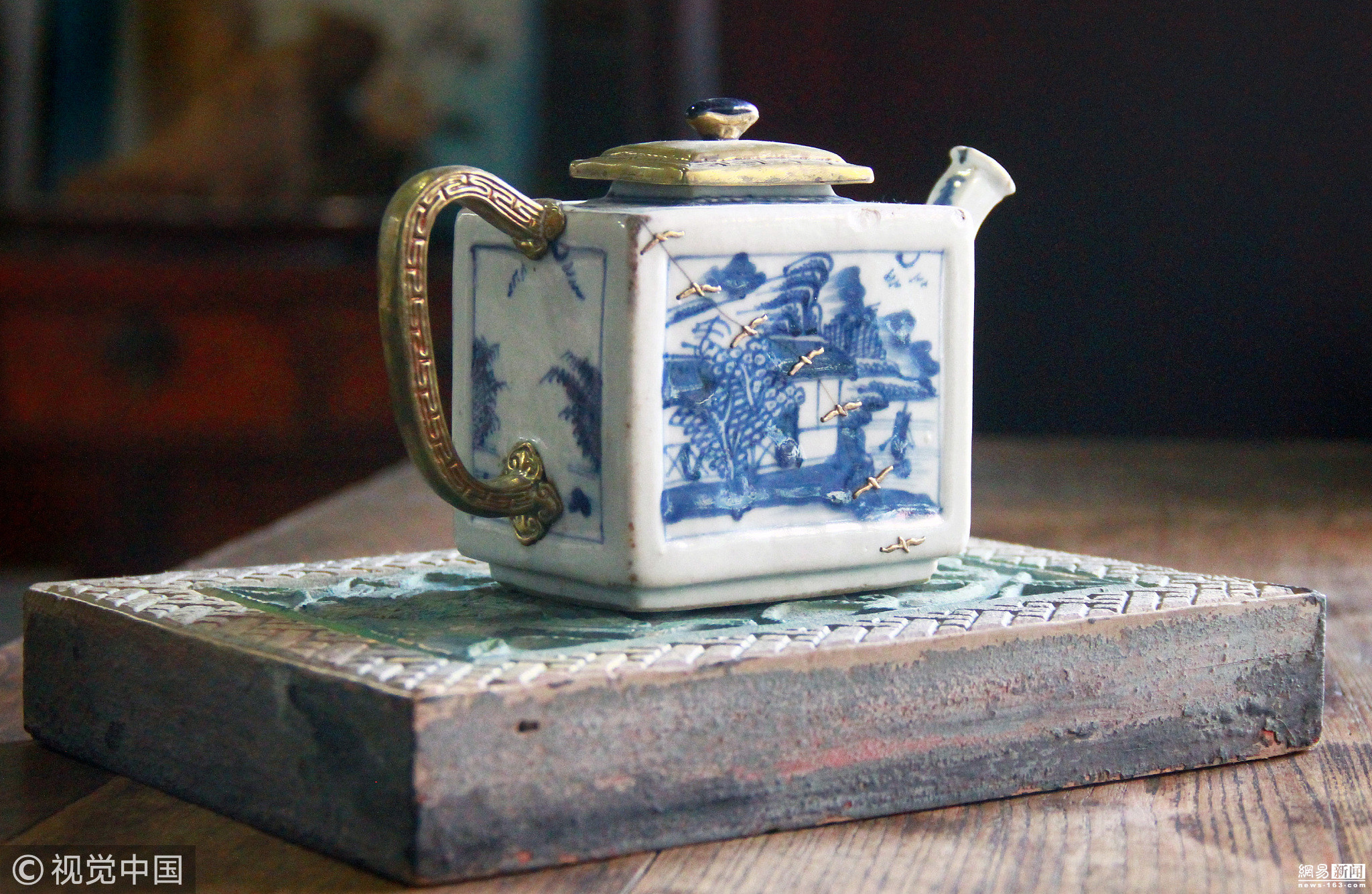 百万富翁破产后修东西为生 修一个碗上千元