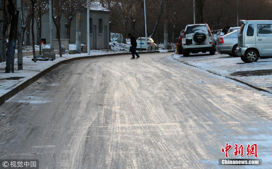 哈尔滨雪后道路结冰 路面光滑如镜