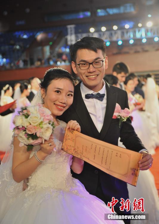 浙江大学举行集体婚礼 120对校友新人缘定母校