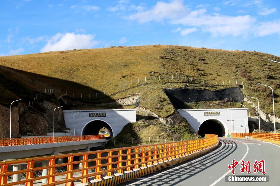 之一,世界上已建成的海拔最高的公路隧道——雪山一号隧道正式通车