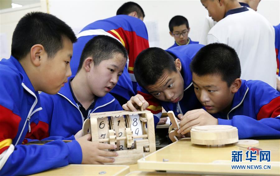 11月13日,学生们进行"建筑模型搭建"科学实验.