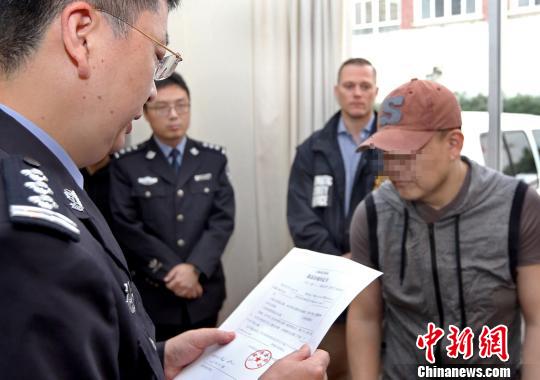 中国警方向美国遣返一名美籍逃犯