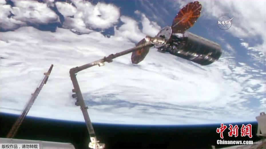 国际空间站加拿大臂2号成功抓住天鹅座补给