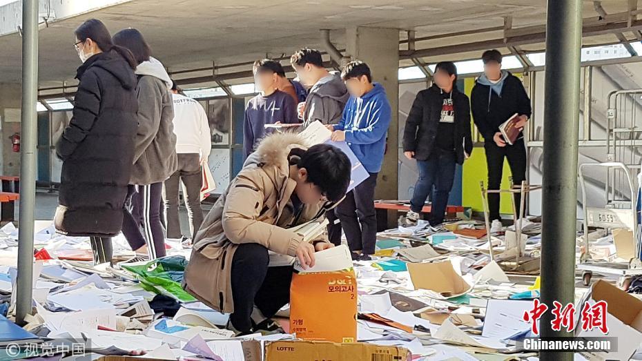 韩国高考因地震推迟 学生扔完书后又去找回