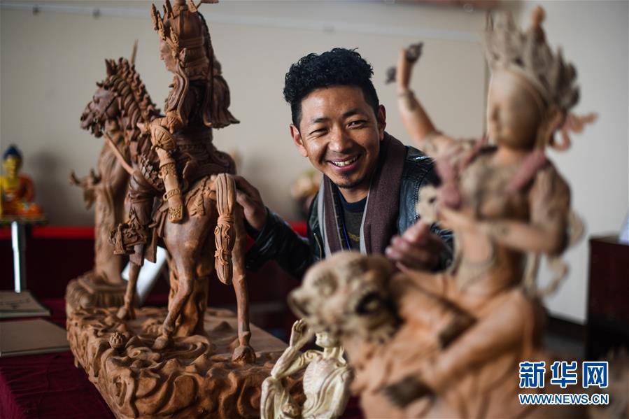 （文化）（1）首期藏族传统雕塑非遗传承人群培训班举行雕塑展览