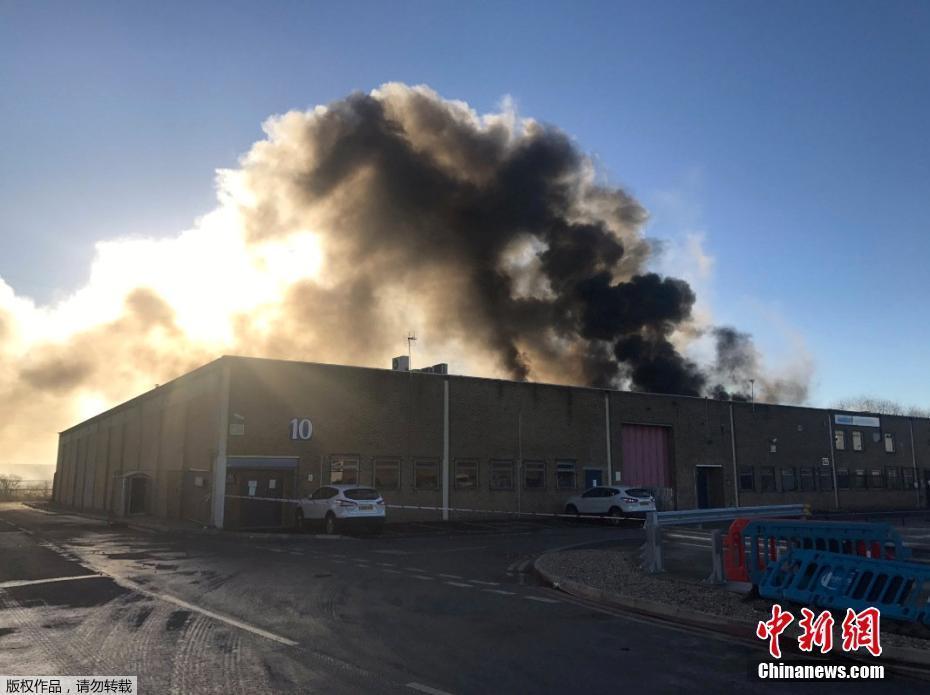 英国一工业园区发生火灾 现场浓烟滚滚