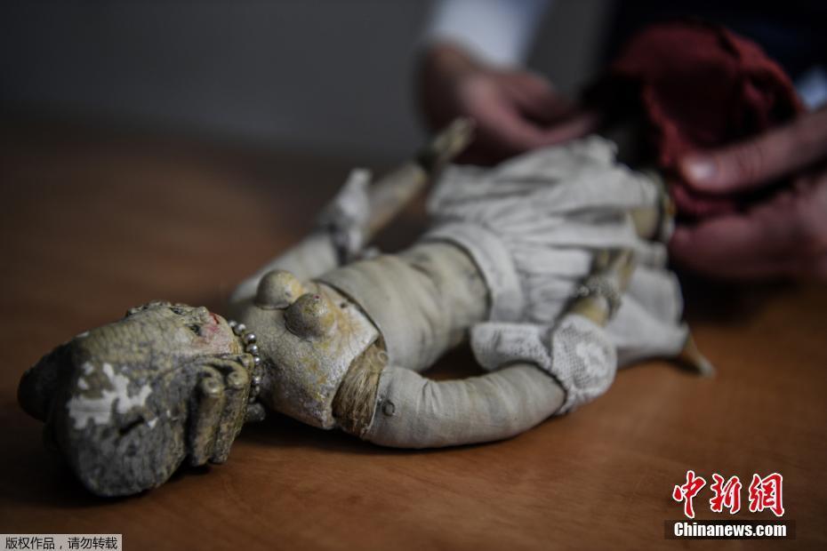 法国将拍卖200多年前宫廷娃娃 造型精美