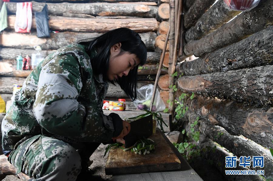 在甘肃白水江国家级自然保护区内的"扎荒点,护林员韩雨晨给大家做饭