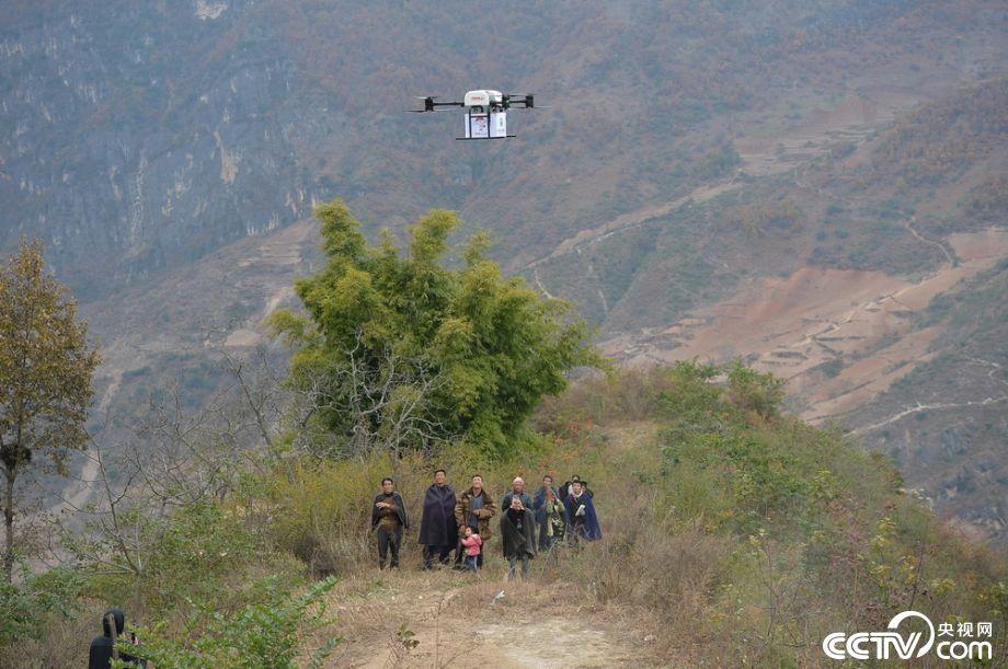 无人机载药降临四川凉山“悬崖村”_新闻频道__中国青年网