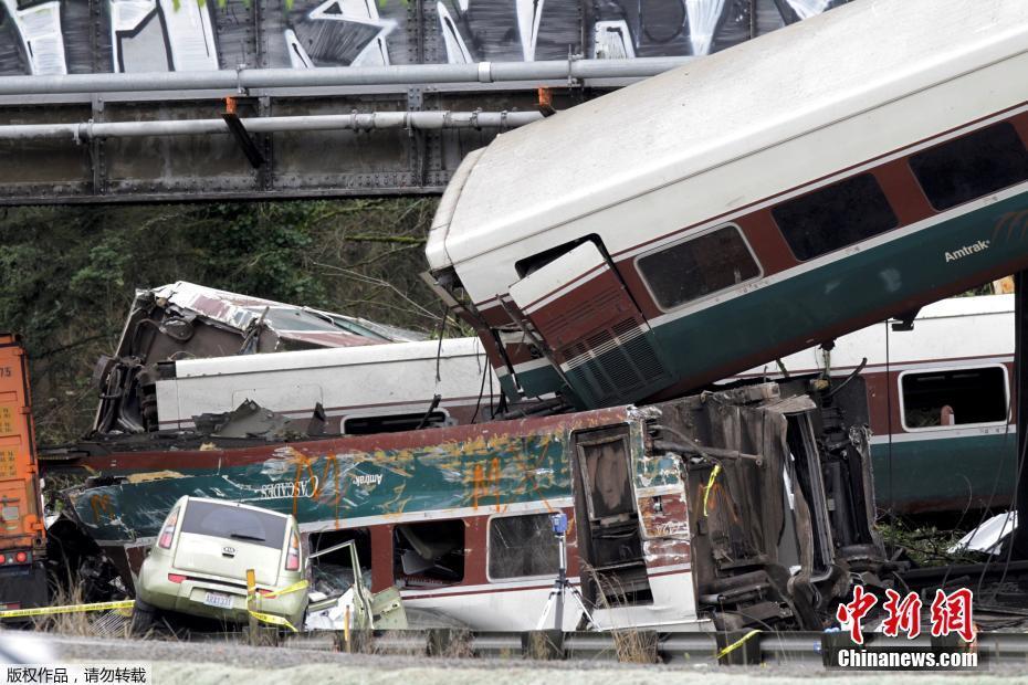 美国一列车脱轨坠桥致多人伤亡 该线路为首日