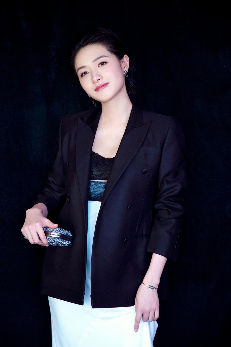 万茜闪电复工飒美亮相活动 黑西装个性混搭