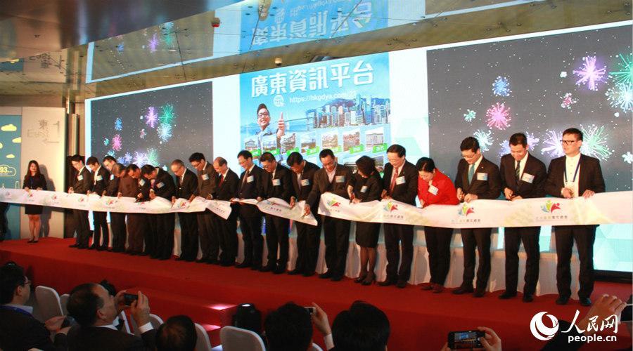 第一届粤港青年论坛暨香港广东青年总会成立一周年典礼在港举行，嘉宾为活动剪彩。（摄影：吴玉洁）