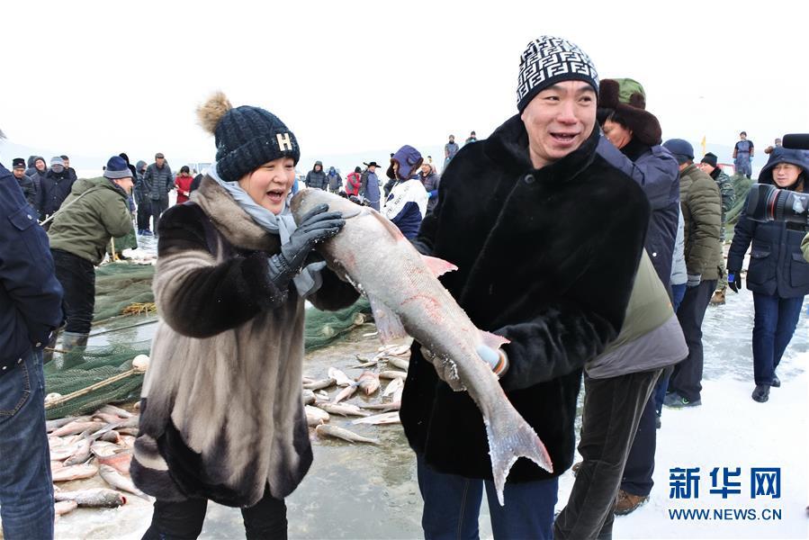 #（经济）（1）黑龙江镜泊湖冬季捕鱼开网作业
