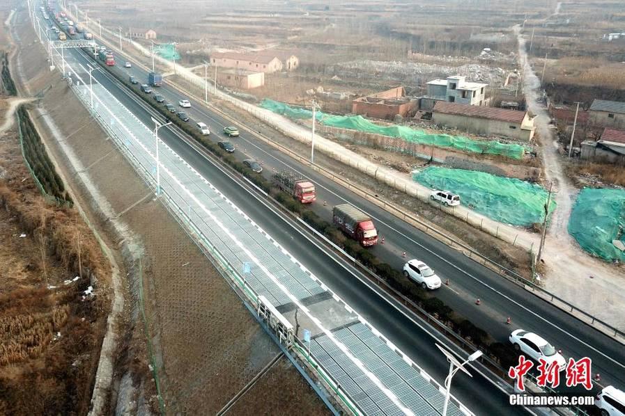 济南:全球首段光伏高速公路通车了