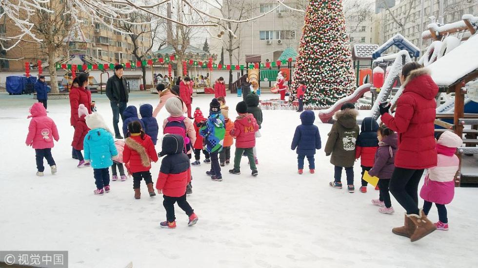 北京幼儿园人工降雪 孩子们乐翻天