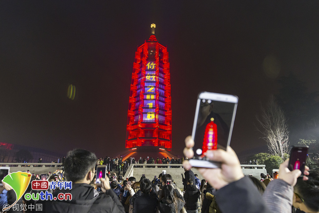 南京市民排队撞响新年钟声迎新祈福